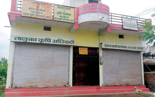 In charge of the officers in charge | प्रभारी अधिकाºयांच्या खांद्यावर मदार In charge of the officers in charge | प्रभारी अधिकाºयांच्या खांद्यावर मदार