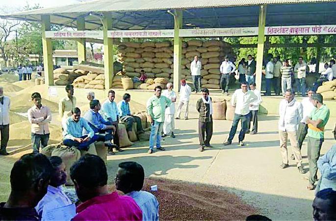 Money tired; Closed shopping | पैसे थकले; अडत्यांकडून खरेदी बंद Money tired; Closed shopping | पैसे थकले; अडत्यांकडून खरेदी बंद