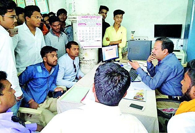 Young man Enclosing the Administrative Officer | तरुणांचा न.प. प्रशासकीय अधिकाऱ्यांना घेराव