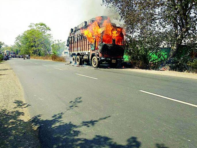 The truck on the roadside crashed | रस्त्याच्या कडेला उभा ट्रक पेटला The truck on the roadside crashed | रस्त्याच्या कडेला उभा ट्रक पेटला
