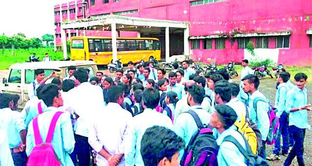 Use of pressures on students | विद्यार्थ्यांवर दबावतंत्राचा वापर Use of pressures on students | विद्यार्थ्यांवर दबावतंत्राचा वापर