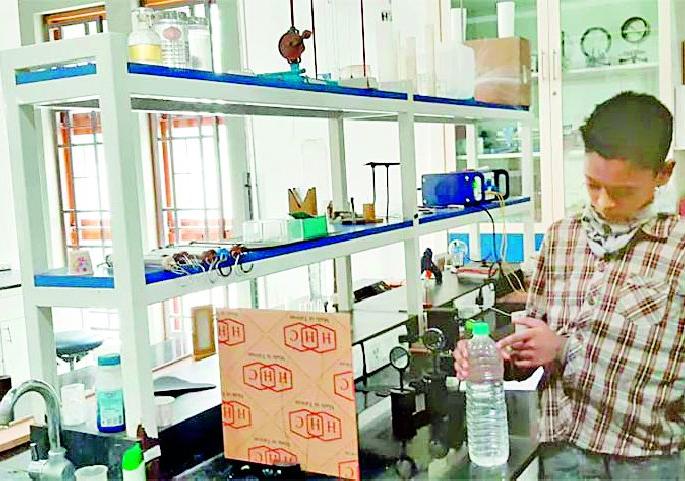 Scientific Perspectives on Children's Learning from Demonstrations | प्रात्यक्षिकांतून बालकांमध्ये रुजविताहेत वैज्ञानिक दृष्टिकोन