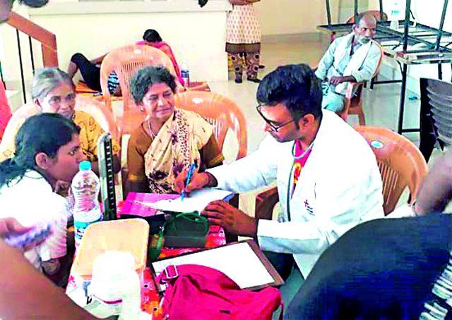 Sevagram doctors went for help in Kerala flood victims | सेवाग्रामचे डॉक्टर्स केरळ पूरग्रस्तांच्या मदतीसाठी गेले धावून Sevagram doctors went for help in Kerala flood victims | सेवाग्रामचे डॉक्टर्स केरळ पूरग्रस्तांच्या मदतीसाठी गेले धावून