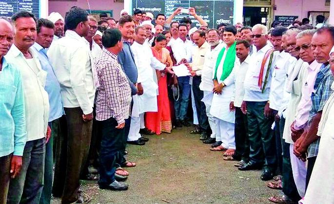 Congress's plea against MahaVitran | महावितरणविरोधात काँग्रेसचे निवेदन Congress's plea against MahaVitran | महावितरणविरोधात काँग्रेसचे निवेदन