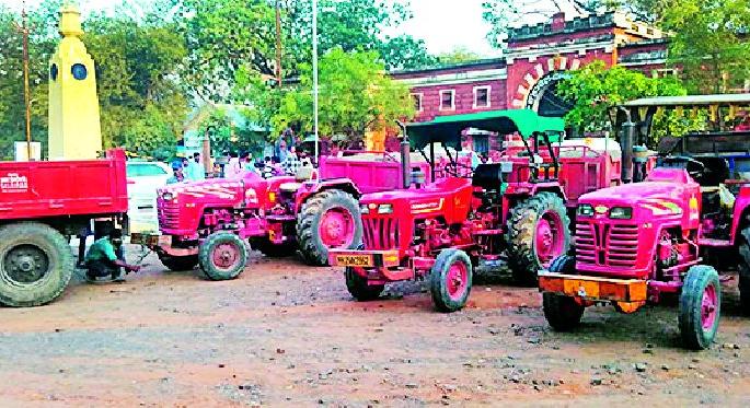 Six vehicles in the revenues of the sand | रेतीची सहा वाहने महसूलच्या ताब्यात Six vehicles in the revenues of the sand | रेतीची सहा वाहने महसूलच्या ताब्यात