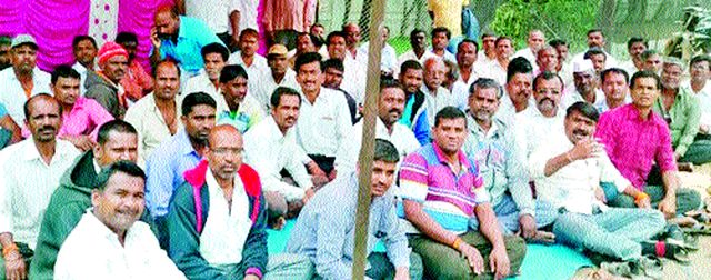 Holding contract workers of Hindustan National Glass | हिंदुस्थान नॅशनल ग्लासच्या कंत्राटी कामगारांचे धरणे Holding contract workers of Hindustan National Glass | हिंदुस्थान नॅशनल ग्लासच्या कंत्राटी कामगारांचे धरणे