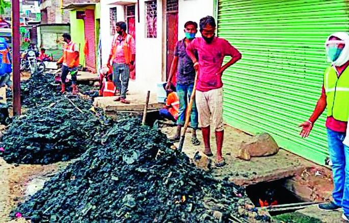 Corona became a cleaner in Pusad | पुसदमध्ये सफाई कामगार झाले कोरोना योद्धा Corona became a cleaner in Pusad | पुसदमध्ये सफाई कामगार झाले कोरोना योद्धा