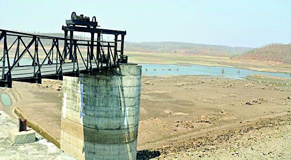 Softened floating pump and saddle water | निळोणाचे फ्लोटिंगपंप व गोखीच्या पाण्यावर मदार Softened floating pump and saddle water | निळोणाचे फ्लोटिंगपंप व गोखीच्या पाण्यावर मदार