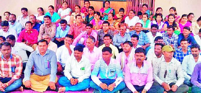 Ghatanji Panchayat Samiti employees' labor | घाटंजी पंचायत समिती कर्मचाऱ्यांचे कामबंद Ghatanji Panchayat Samiti employees' labor | घाटंजी पंचायत समिती कर्मचाऱ्यांचे कामबंद