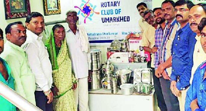 The poor family has the support of the community | निराधार कुटुंबाला समाजाचा मिळाला आधार The poor family has the support of the community | निराधार कुटुंबाला समाजाचा मिळाला आधार