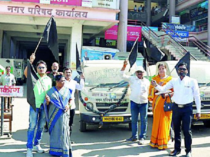 The issue of garbage outside the municipality hall | पालिका सभागृहाबाहेर पेटला कचऱ्याचा प्रश्न The issue of garbage outside the municipality hall | पालिका सभागृहाबाहेर पेटला कचऱ्याचा प्रश्न