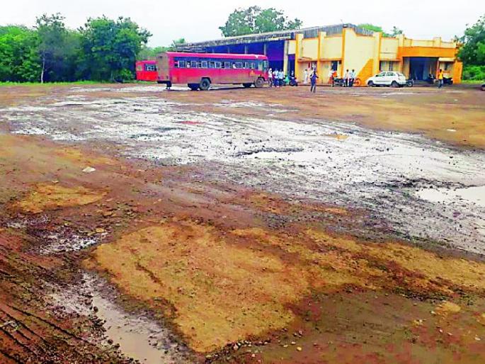 ST bus station area in Digras became the home of problems | दिग्रस येथील एसटी बसस्थानक परिसर बनला समस्यांचे माहेरघर ST bus station area in Digras became the home of problems | दिग्रस येथील एसटी बसस्थानक परिसर बनला समस्यांचे माहेरघर