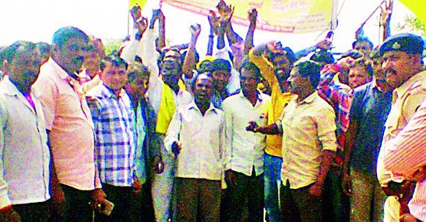 Blockade on four main roads in Ghatanjit | घाटंजीत चारही मुख्य रस्त्यांवर नाकाबंदी Blockade on four main roads in Ghatanjit | घाटंजीत चारही मुख्य रस्त्यांवर नाकाबंदी