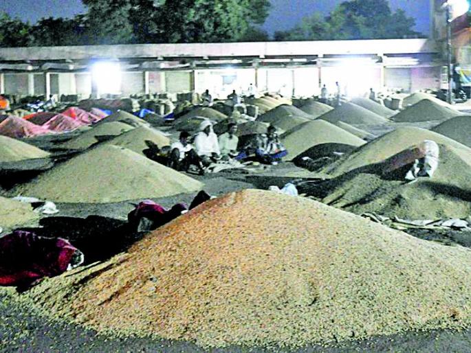 Farmers stay for Soybean sale | सोयाबीन विक्रीसाठी शेतकºयांचा मुक्काम Farmers stay for Soybean sale | सोयाबीन विक्रीसाठी शेतकºयांचा मुक्काम