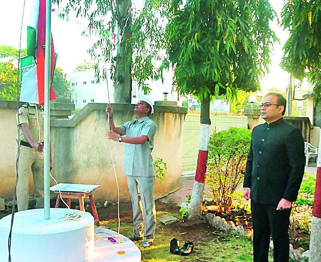 The driver got the flag hoisting | चालकाला मिळाला ध्वजारोहणाचा मान