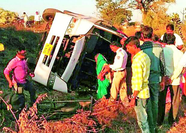 Travels turned down near sugar | साखराजवळ ट्रॅव्हल्स उलटली Travels turned down near sugar | साखराजवळ ट्रॅव्हल्स उलटली