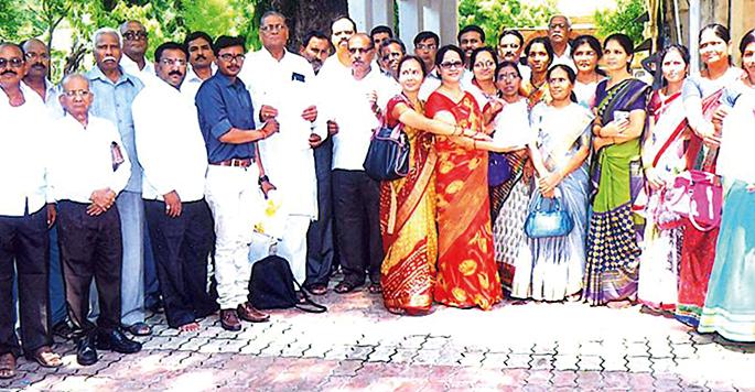 Request to the collector of gold jeweler community | सुवर्णकार समाजाचे कलेक्टरला निवेदन Request to the collector of gold jeweler community | सुवर्णकार समाजाचे कलेक्टरला निवेदन