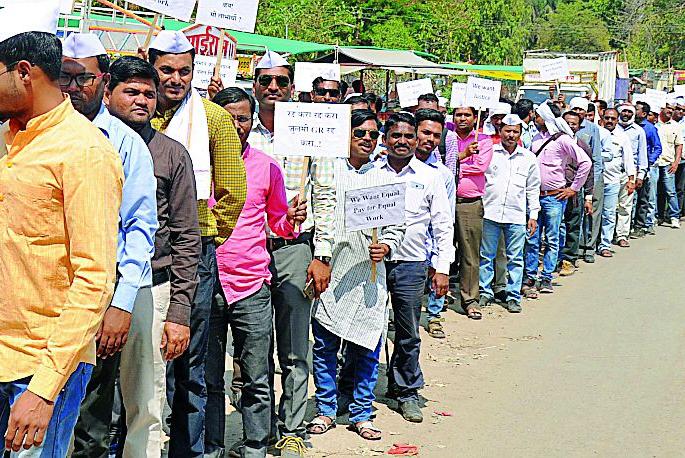 The contractual staff hit the workers | कंत्राटी कर्मचारी कचेरीवर धडकले