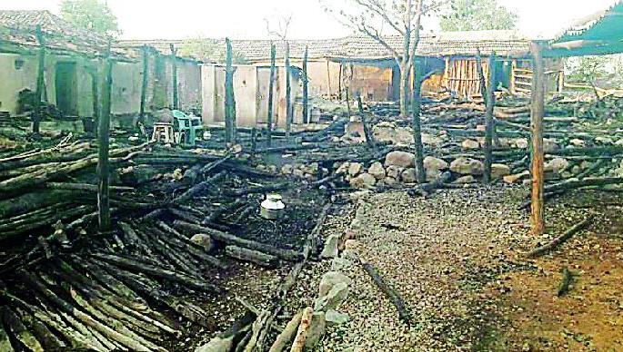 Fire at Parot, Two Women Serious | परोटी येथे आग, दोन महिला गंभीर Fire at Parot, Two Women Serious | परोटी येथे आग, दोन महिला गंभीर