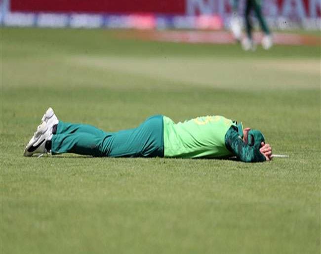 ICC World Cup 2019: umpires and players sleep down in the stadium | ICC World Cup 2019 : खेळाडूंसह पंचांवर आली मैदानात झोपण्याची पाळी, नेमके घडले तरी काय...