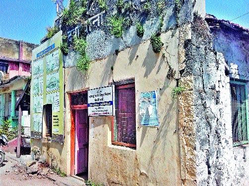 MSEDCL's office in a dangerous building | महावितरणचे कार्यालय धोकादायक इमारतीत MSEDCL's office in a dangerous building | महावितरणचे कार्यालय धोकादायक इमारतीत