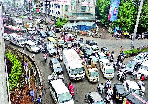 Unauthorized stop of private cars on buses | बसथांब्यावर खासगी मोटारींचा अनधिकृत थांबा Unauthorized stop of private cars on buses | बसथांब्यावर खासगी मोटारींचा अनधिकृत थांबा
