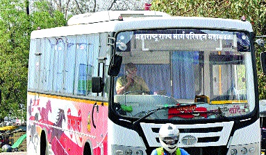 Talking driver from 'Aurangabad' mobile on mobile, 'Suasat' | औरंगाबाद शहरातून मोबाईलवर बोलत चालक ‘सुसाट’ Talking driver from 'Aurangabad' mobile on mobile, 'Suasat' | औरंगाबाद शहरातून मोबाईलवर बोलत चालक ‘सुसाट’