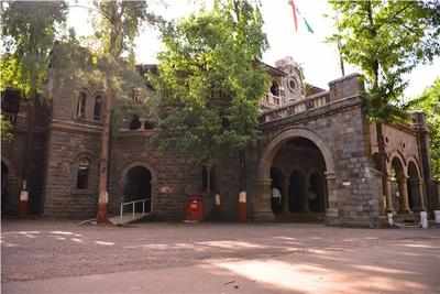  At the women's office along with the corporator | नगरसेवकासह महिलांचा कार्यालयात ठिय्या