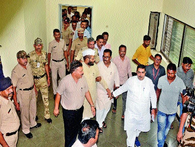 After all, the movement of the agitators was withdrawn | अखेर पाटील यांच्यासह आंदोलकांची उचलबांगडी After all, the movement of the agitators was withdrawn | अखेर पाटील यांच्यासह आंदोलकांची उचलबांगडी