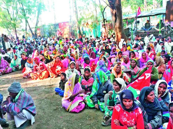 The Kudkudas of the Kudkudas in the cold stitched around the office overnight | थंडीत कुडकुडत आदिवासींचा रात्रभर कार्यालयासमोर ठिय्या The Kudkudas of the Kudkudas in the cold stitched around the office overnight | थंडीत कुडकुडत आदिवासींचा रात्रभर कार्यालयासमोर ठिय्या