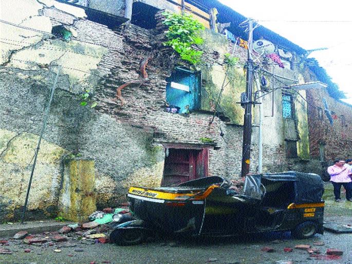 The old castle wall collapsed in Satchauk | शनिचौकात जुन्या वाड्याची भिंत कोसळली  The old castle wall collapsed in Satchauk | शनिचौकात जुन्या वाड्याची भिंत कोसळली