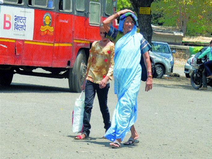 The city has been hit by the heat | शहरात उन्हाचा तडाखा कायम  The city has been hit by the heat | शहरात उन्हाचा तडाखा कायम