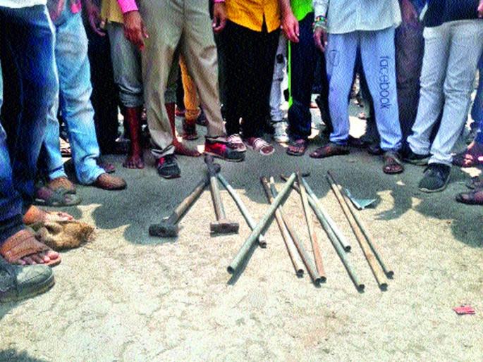 Tension in Manmad city due to commercial dispute over railway station | रेल्वेस्थानकावरील व्यावसायिक वादातून मनमाड शहरात पुन्हा तणाव Tension in Manmad city due to commercial dispute over railway station | रेल्वेस्थानकावरील व्यावसायिक वादातून मनमाड शहरात पुन्हा तणाव