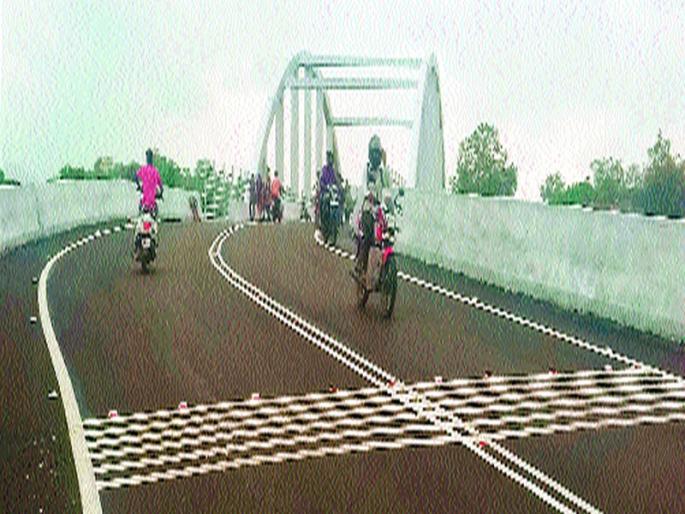 Serious traffic starts from Railway Airport | रेल्वे उड्डाणपुलावरून सर्रास वाहतूक सुरू Serious traffic starts from Railway Airport | रेल्वे उड्डाणपुलावरून सर्रास वाहतूक सुरू