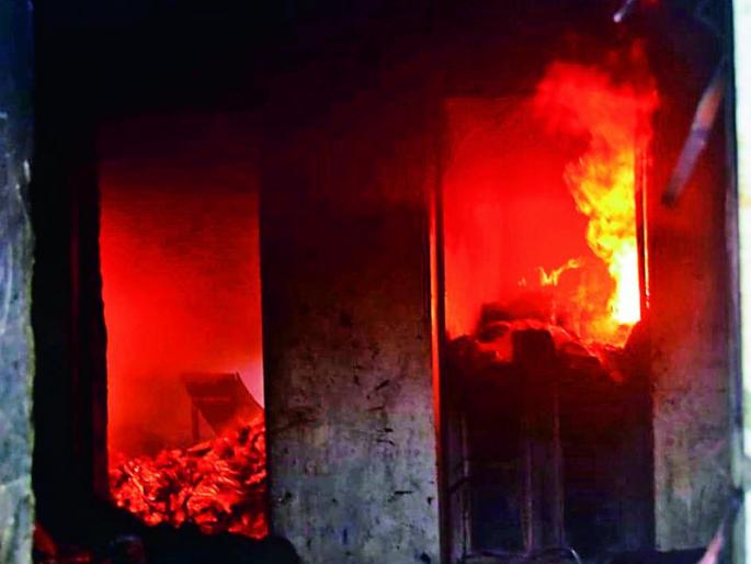Massive fire at MIDC chemical factory, loss of crores | एमआयडीसीत केमिकल फॅक्टरीला भीषण आग, कोट्यवधीची हानी Massive fire at MIDC chemical factory, loss of crores | एमआयडीसीत केमिकल फॅक्टरीला भीषण आग, कोट्यवधीची हानी