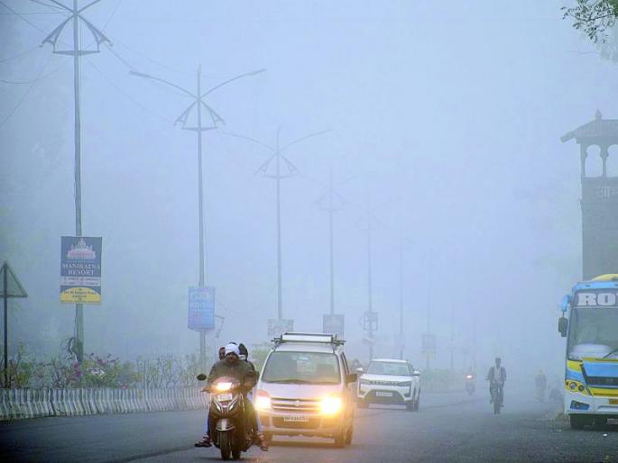 A sheet of fog ... rain and hail | धुक्याची चादर... पाऊस अन् गारपीट A sheet of fog ... rain and hail | धुक्याची चादर... पाऊस अन् गारपीट