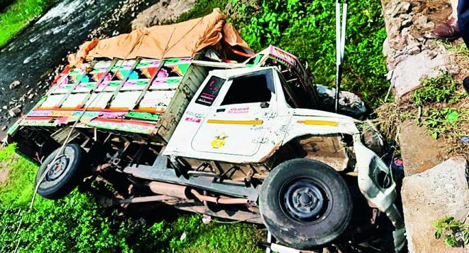 Pickup overturns on bridge, one dead | पुलावरून पीकअप उलटला, एकाचा मृत्यू Pickup overturns on bridge, one dead | पुलावरून पीकअप उलटला, एकाचा मृत्यू