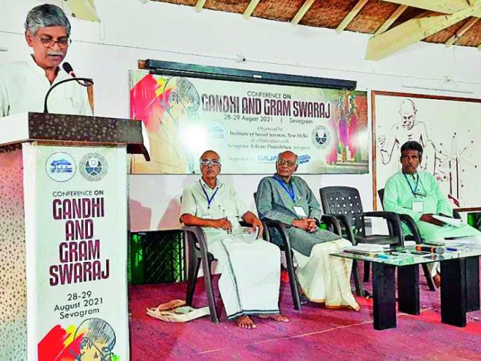 Gandhi combines economic, social as well as human values | गांधी आर्थिक, सामाजिकसह मानवीय मूल्यांना जोडतो Gandhi combines economic, social as well as human values | गांधी आर्थिक, सामाजिकसह मानवीय मूल्यांना जोडतो