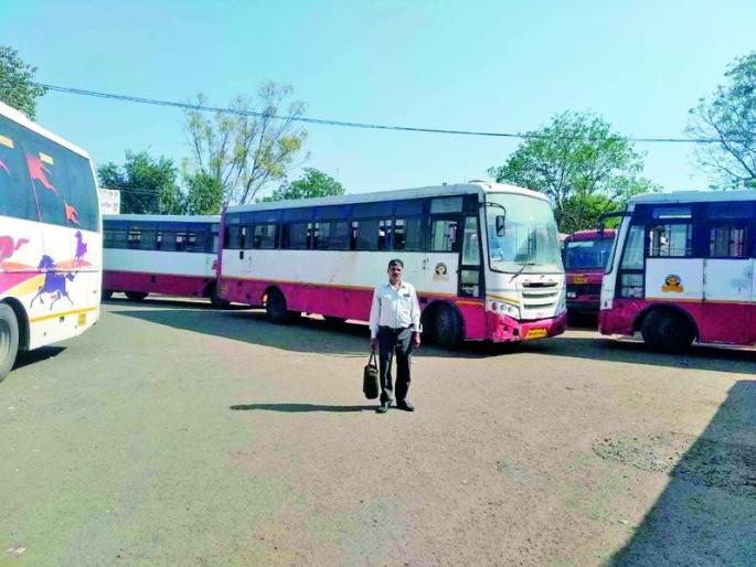 On the eve of Diwali, ‘Lalpari’ co-workers on strike | दिवाळीच्या तोंडावर ‘लालपरी’चे सहकारी संपावर On the eve of Diwali, ‘Lalpari’ co-workers on strike | दिवाळीच्या तोंडावर ‘लालपरी’चे सहकारी संपावर