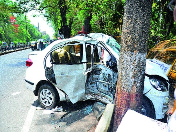 The driver killed the car on the tree and killed the driver | झाडावर कार आदळून चालक ठार The driver killed the car on the tree and killed the driver | झाडावर कार आदळून चालक ठार