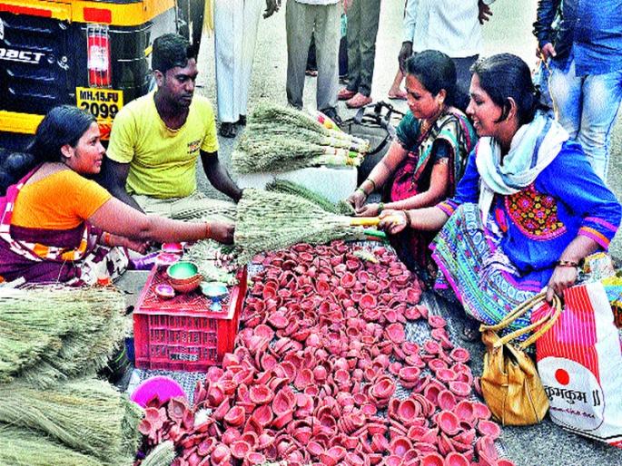 Demand for the candlelight has increased | मातीच्या दिव्यांना मागणी वाढली Demand for the candlelight has increased | मातीच्या दिव्यांना मागणी वाढली