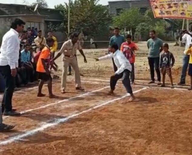 Sports fan Police Officer landed on the kabaddi ground in uniform | क्रीडाप्रेमी ठाणेदार वर्दीवरच उतरले कबड्डीच्या मैदानात Sports fan Police Officer landed on the kabaddi ground in uniform | क्रीडाप्रेमी ठाणेदार वर्दीवरच उतरले कबड्डीच्या मैदानात