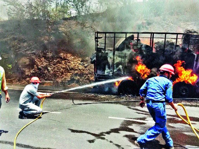 A truck rammed into a cache and burned it | कसारा घाटात धावता ट्रक जळून खाक  A truck rammed into a cache and burned it | कसारा घाटात धावता ट्रक जळून खाक