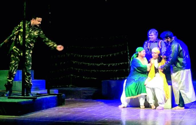 The tragedy of Kashmiris trapped in the nation, the homeland and the land of love | राष्ट्रभूमी, मातृभूमी अन् प्रेमभूमीत अडकलेल्या काश्मिरींची व्यथा The tragedy of Kashmiris trapped in the nation, the homeland and the land of love | राष्ट्रभूमी, मातृभूमी अन् प्रेमभूमीत अडकलेल्या काश्मिरींची व्यथा