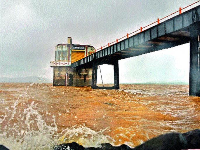 19 percent water storage in dams in the district | जिल्ह्यातील धरणांमध्ये  १९ टक्केच पाणीसाठा  19 percent water storage in dams in the district | जिल्ह्यातील धरणांमध्ये  १९ टक्केच पाणीसाठा