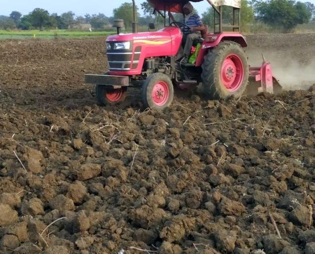 Agricultural tractors are out of hand due to increase in diesel prices | डिझेलचे दर वाढल्याने शेतीची ट्रॅक्टर मशागत हाताबाहेर Agricultural tractors are out of hand due to increase in diesel prices | डिझेलचे दर वाढल्याने शेतीची ट्रॅक्टर मशागत हाताबाहेर