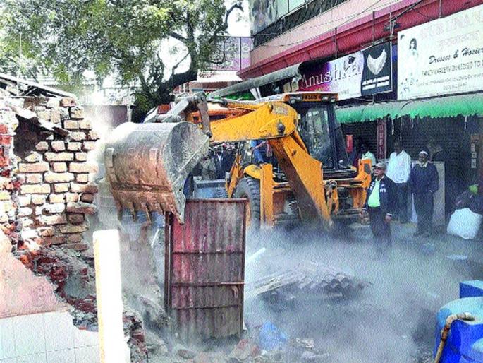Encroachment removed from Deolali Camp | देवळाली कॅम्पला अतिक्रमण हटविले  Encroachment removed from Deolali Camp | देवळाली कॅम्पला अतिक्रमण हटविले