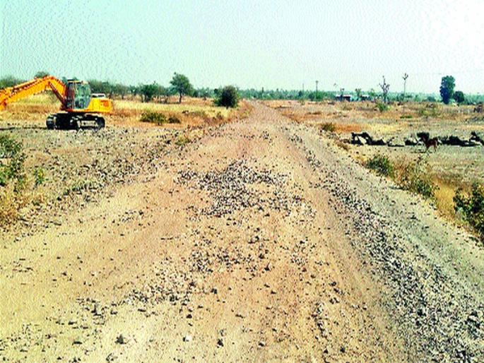 Work of Shirdi airport road was stopped | शिर्डी विमानतळ रस्त्याचे काम रखडले Work of Shirdi airport road was stopped | शिर्डी विमानतळ रस्त्याचे काम रखडले