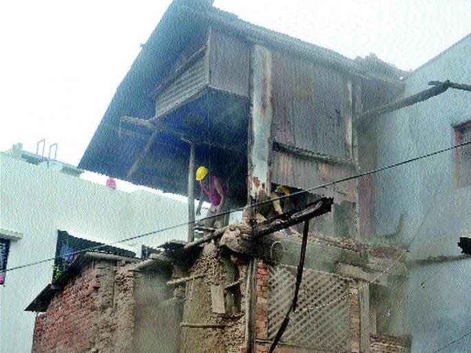 Old Wada collapsed in Old Nashik Gaavthan area | जुन्या नाशकातील गावठाण भागात जुना वाडा कोसळला Old Wada collapsed in Old Nashik Gaavthan area | जुन्या नाशकातील गावठाण भागात जुना वाडा कोसळला
