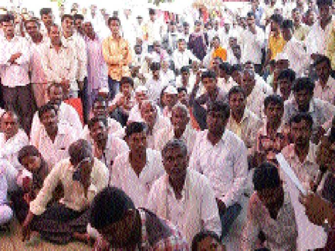 Fasting before the bank for crop loans | पीक कर्जासाठी बँकेसमोर उपोषण Fasting before the bank for crop loans | पीक कर्जासाठी बँकेसमोर उपोषण